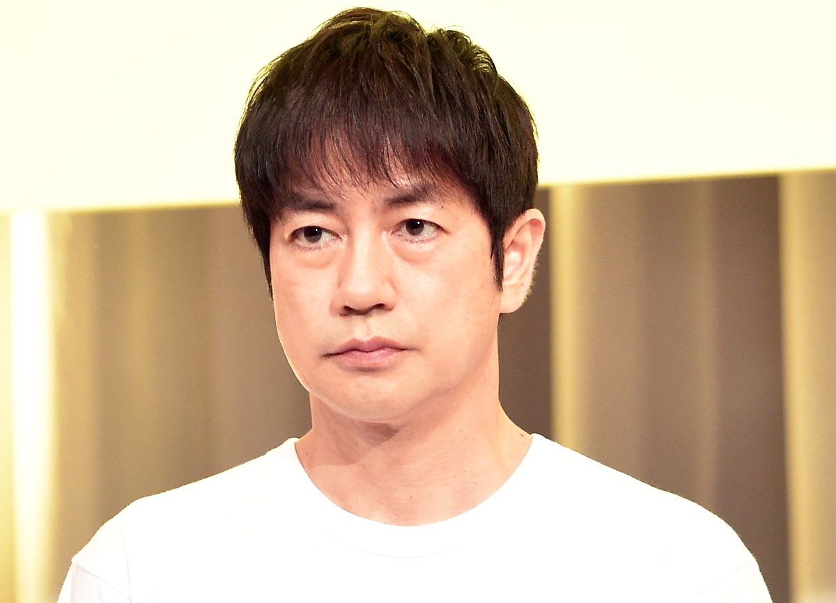 緊迫したモーニングショーのスタジオで司会を務める羽鳥慎一アナウンサー