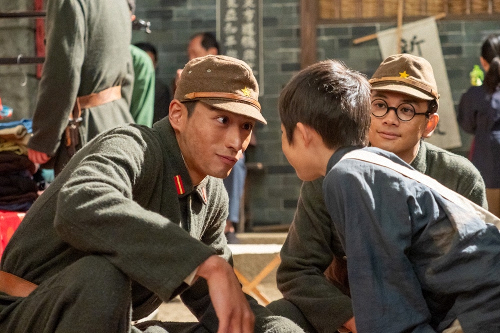 連続テレビ小説「あんぱん」第56話で田川岩男（濱尾ノリタカ）が中国の少年と相撲を取り、入隊前に結婚し息子が誕生したことを語る
