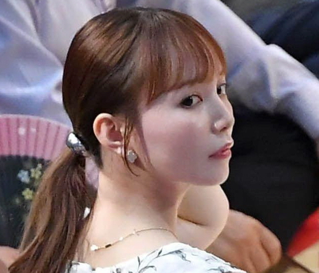 大相撲観客席で異彩の透明感放つ「えらい美人」　驚きの美くびれ公開「夏に向けて身体作り頑張る月間」で猛烈キックトレ