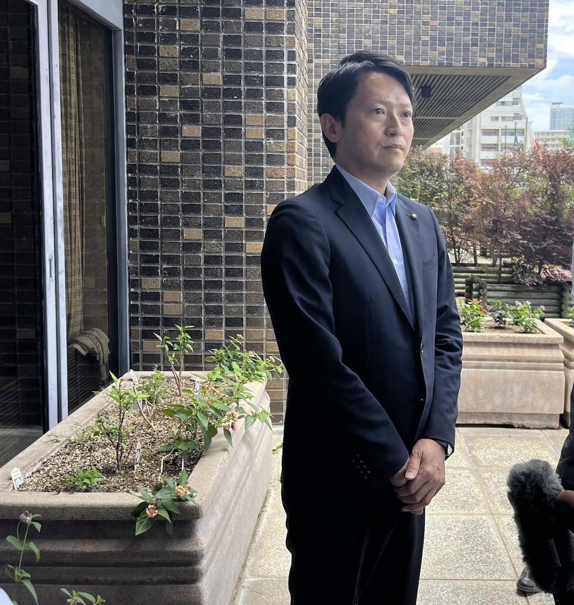 兵庫県知事 斎藤元彦氏が記者団の取材に応じる（2024年6月16日、神戸市）