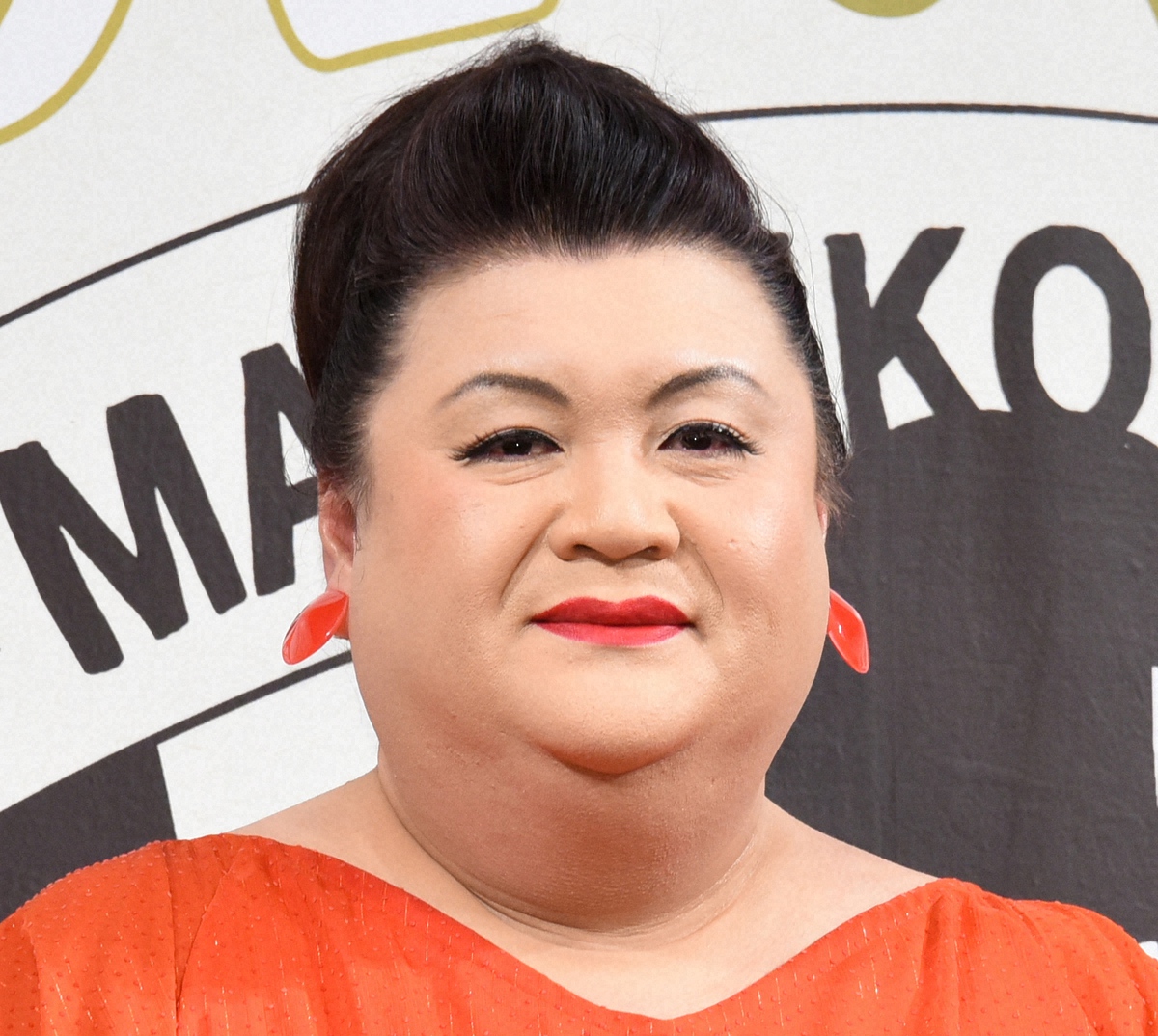 マツコ・デラックスがテレビ番組でXGへのファン愛とCD50枚購入を語る様子