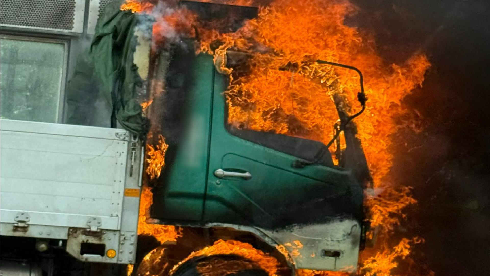 【速報】「車内から煙出ている」第二京阪道路でトラックが炎上する火事 けが人逃げ遅れなし 大阪 - Yahoo!ニュース