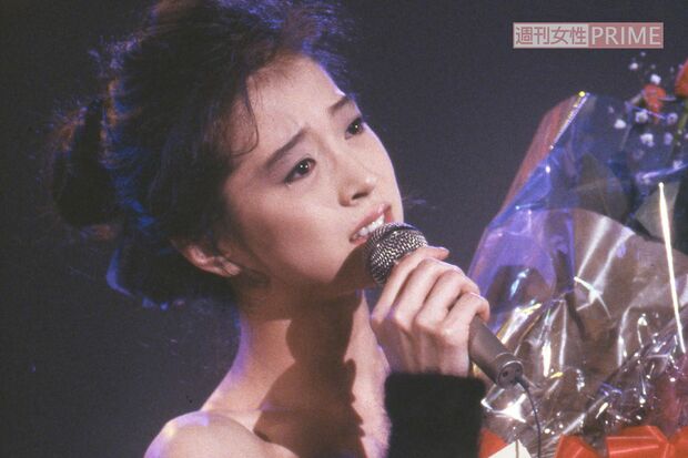 1987年の日本歌謡大賞授賞式での歌手・中森明菜