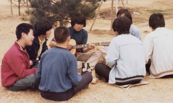 1979年、オリエント時計工場時代の李在明氏（左端）と南怡島での同僚たち