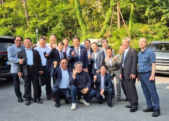 李在明氏の長男の結婚式に招かれたオリエント時計工場時代の同僚たちとチョン・チョンネ議員
