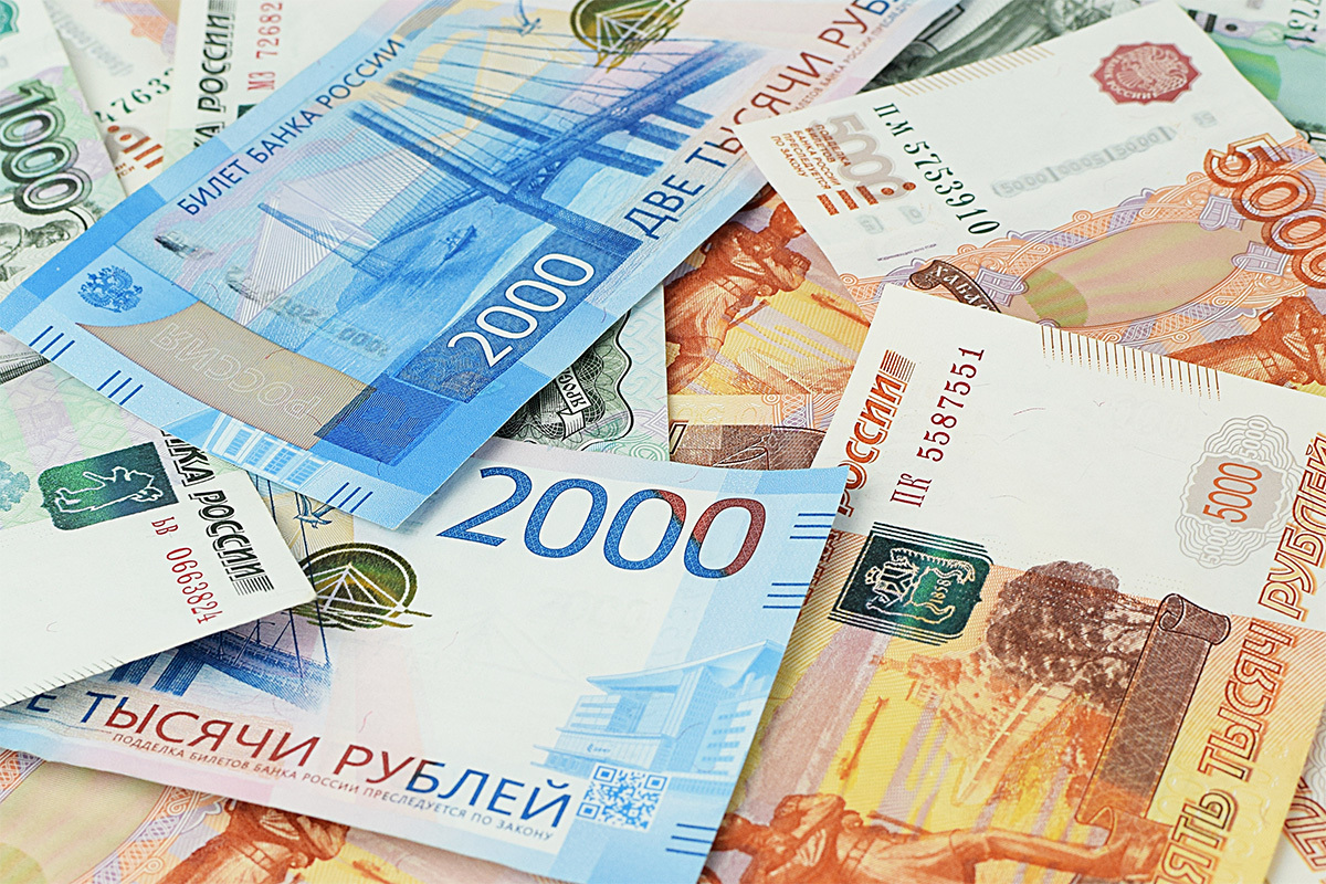 ロシアの通貨ルーブル紙幣。エネルギー輸出で潤う経済状況を象徴する。