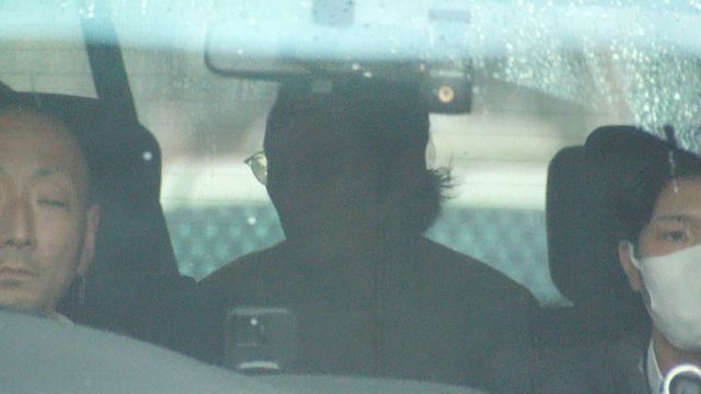 さいたま市で殺人容疑で逮捕され、車に乗せられる斎藤純容疑者