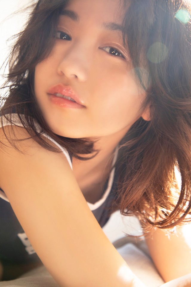 大原優乃、紐ビキニで美バストあらわな“初グラビア” 初写真集が