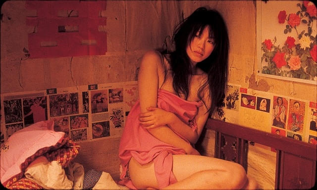 「盲山」のワンシーン：人身売買された主人公と村の様子