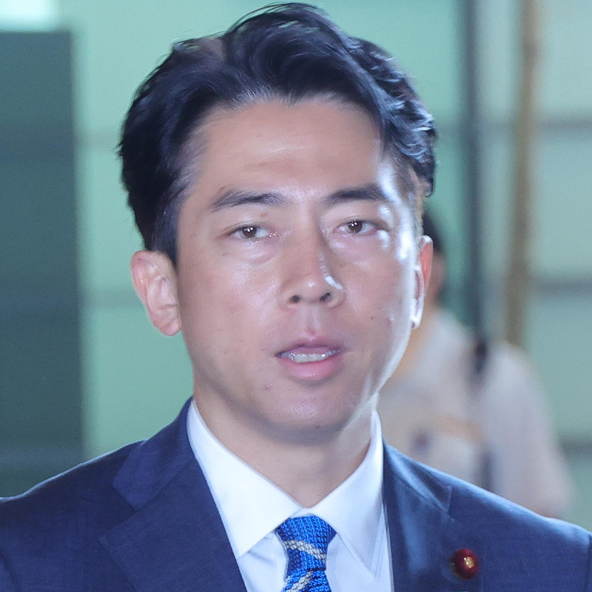 備蓄米の担当者に昼食中「ながら電話」をする小泉進次郎農林水産相