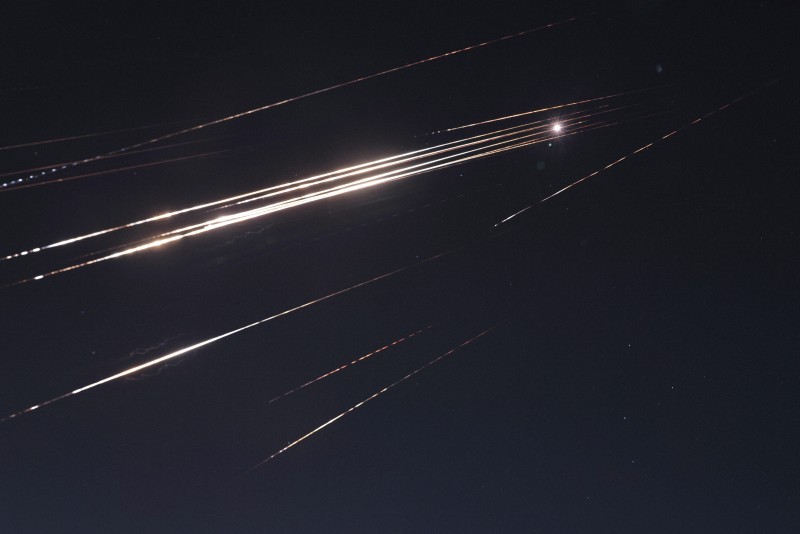 夜空に輝くイランのミサイル、イスラエル（エルサレム）上空にて（2025年6月15日、AP通信撮影）