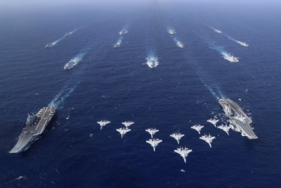 中国海軍の空母「遼寧」と「山東」が並んで航行。中国の２隻の空母による海上訓練の様子を示す写真。