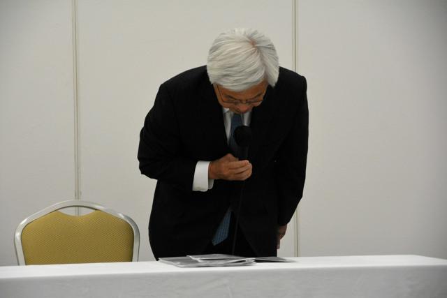日本郵便の千田哲也社長が、不適切な点呼問題に関する記者会見で謝罪する様子