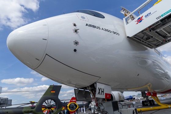 第55回パリエアショーにて、大規模な新規受注を獲得したエアバスのA350-900型機（エミレーツ航空）が展示されている様子