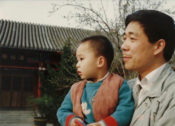 薄瓜瓜氏のX投稿画面。父・薄熙来氏との幼少期の写真とメッセージが表示されている。