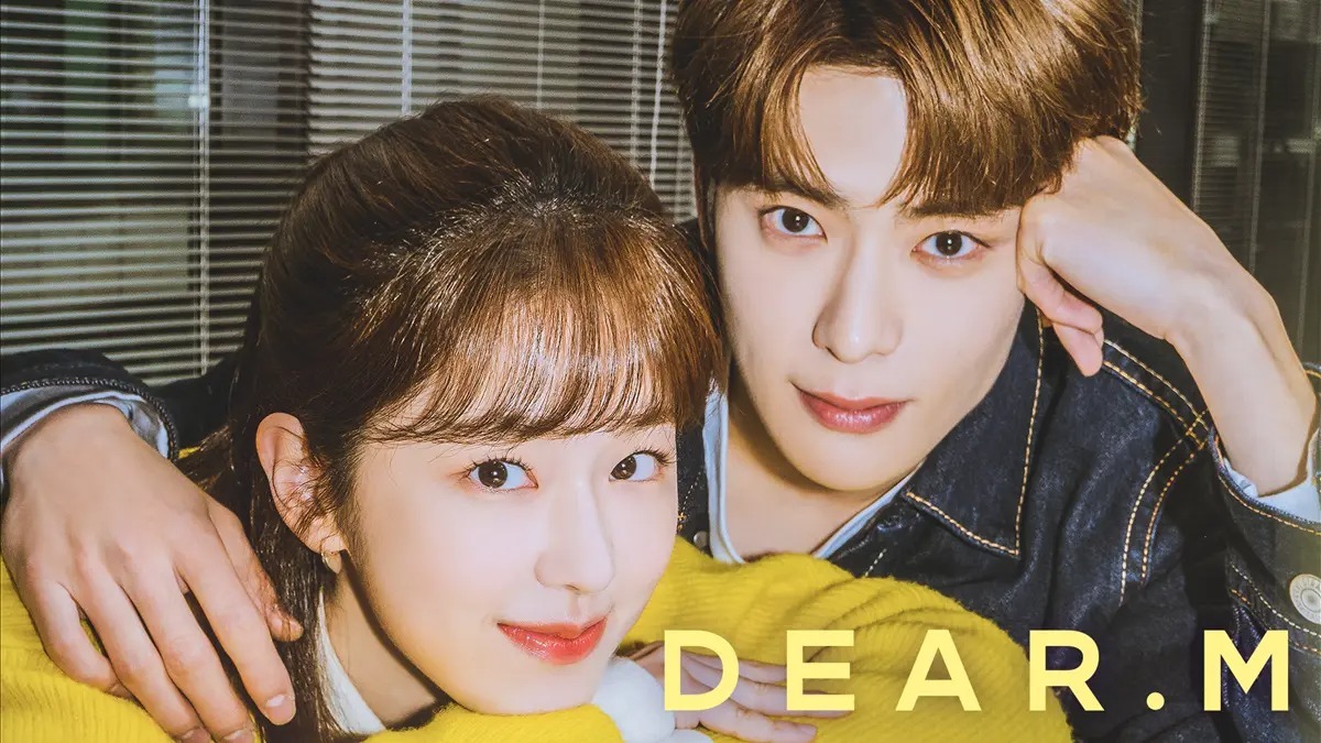 韓国ドラマ「Dear.M」のキービジュアル。大学構内で笑顔を見せる主人公マ・ジュアとチャ・ミンホ（NCTジェヒョン）。青春恋愛ドラマの雰囲気を伝える画像。