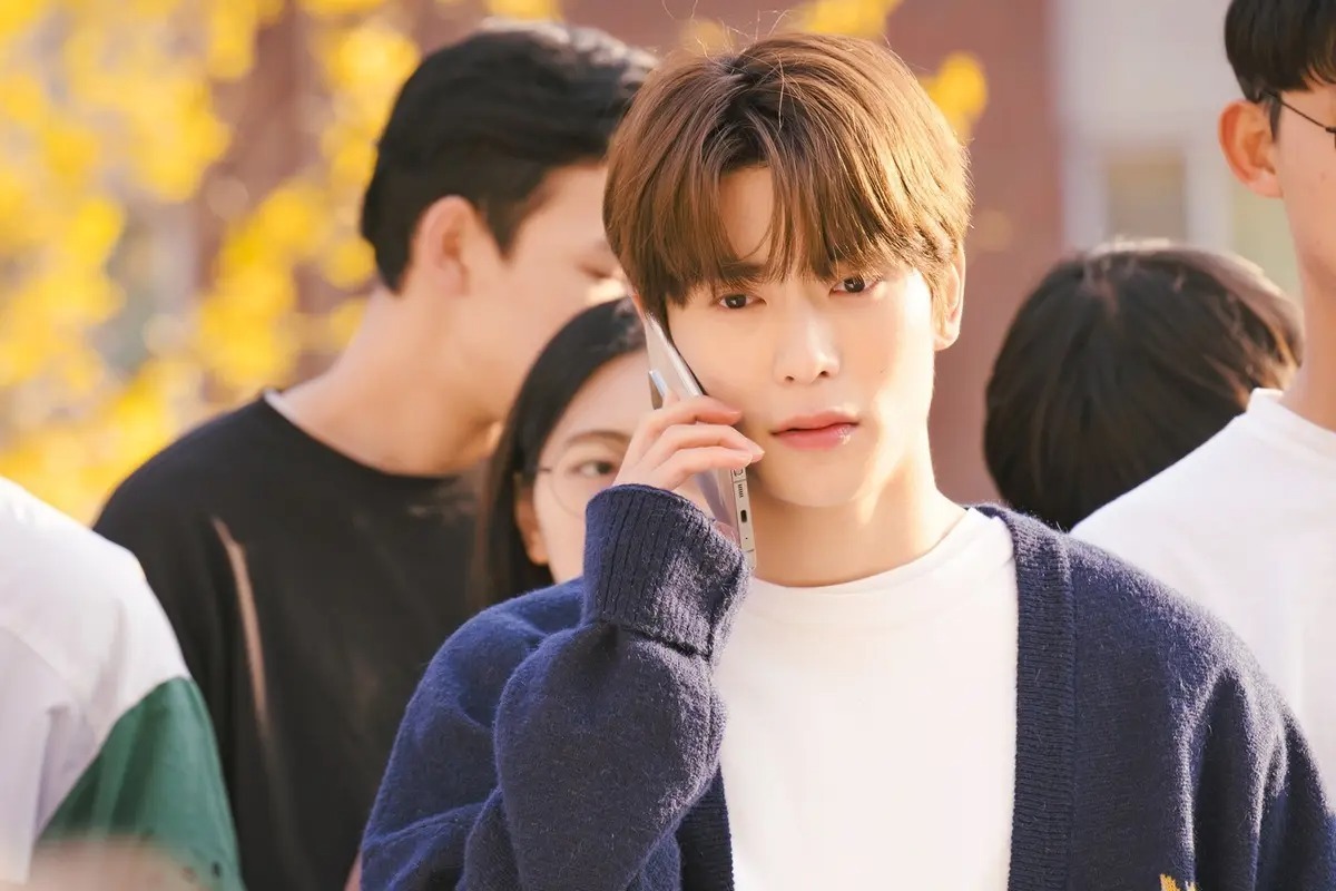 ドラマ「Dear.M」に出演するNCTジェヒョンのスチールカット。コンピューター工学科の学生、チャ・ミンホ役。ジェヒョンの演技初挑戦が話題の作品。