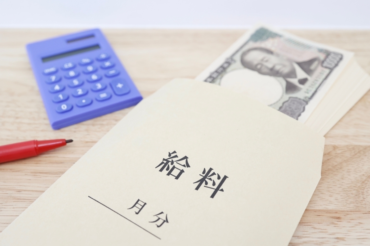 年収1200万円の手取りや税金について調べるビジネスパーソン