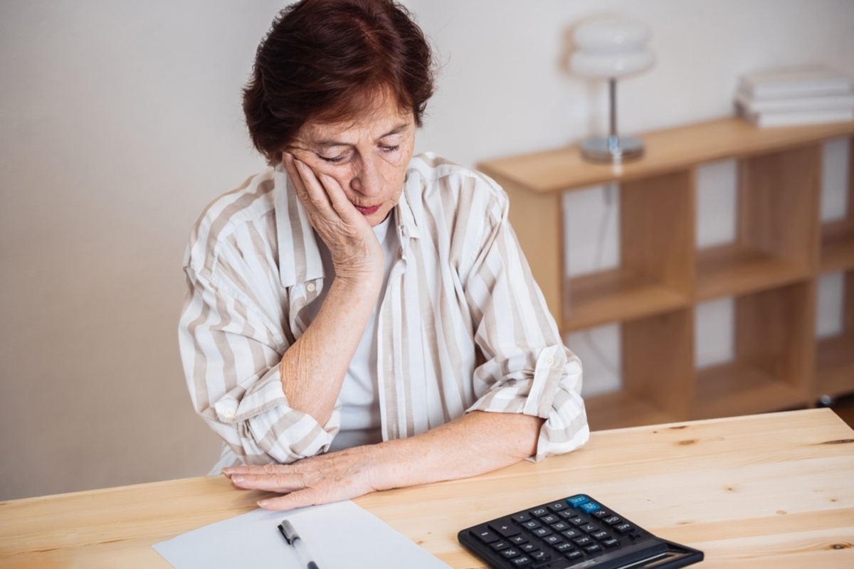 一人暮らしの高齢者の生活費と年金の不足分を補う貯金を表すイメージ