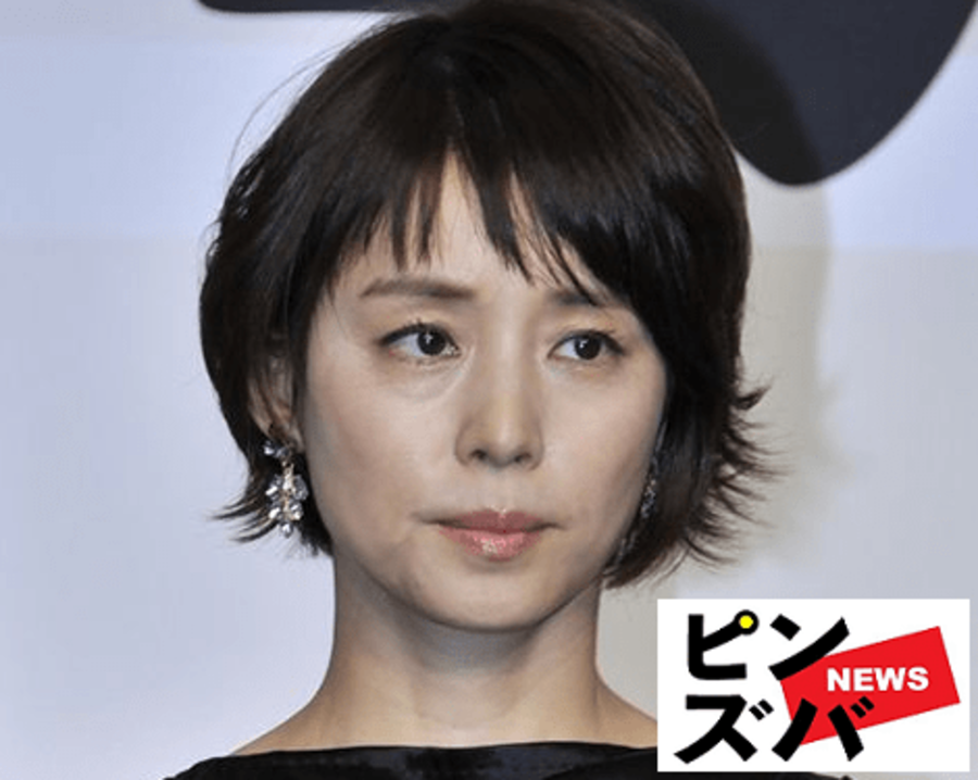 石田ゆり子さんが美容室でベリーショートに髪を切る様子。大胆なイメチェンの途中の瞬間を捉えた画像。