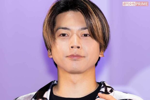 ジャン=ポール・ゴルチエのミュージカル「ファッションフリークショー」公式アンバサダーに就任したNEWS増田貴久の新ビジュアル。深紅の帽子、白タートル、黒アシンメトリートップス、ロングブーツという斬新な衣装姿。