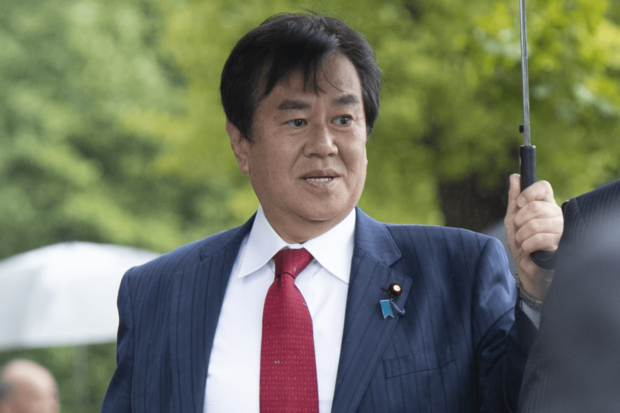 立憲民主党の原口一博衆院議員の画像。ベッドからの転落で肋骨7本を骨折する重傷を負った同氏について報じる記事より。