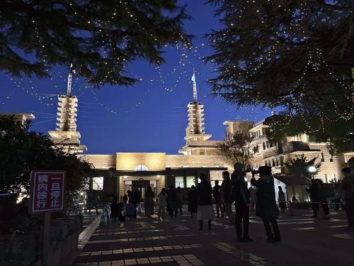 兵庫県西宮市にある武庫川女子大学の美しくライトアップされたキャンパス夜景