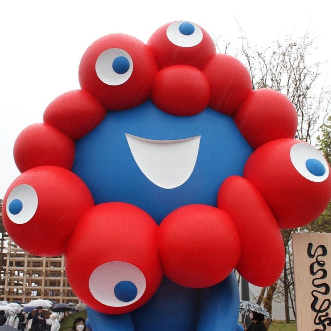 大阪・関西万博公式キャラクター「ミャクミャク」が来場者を出迎える様子