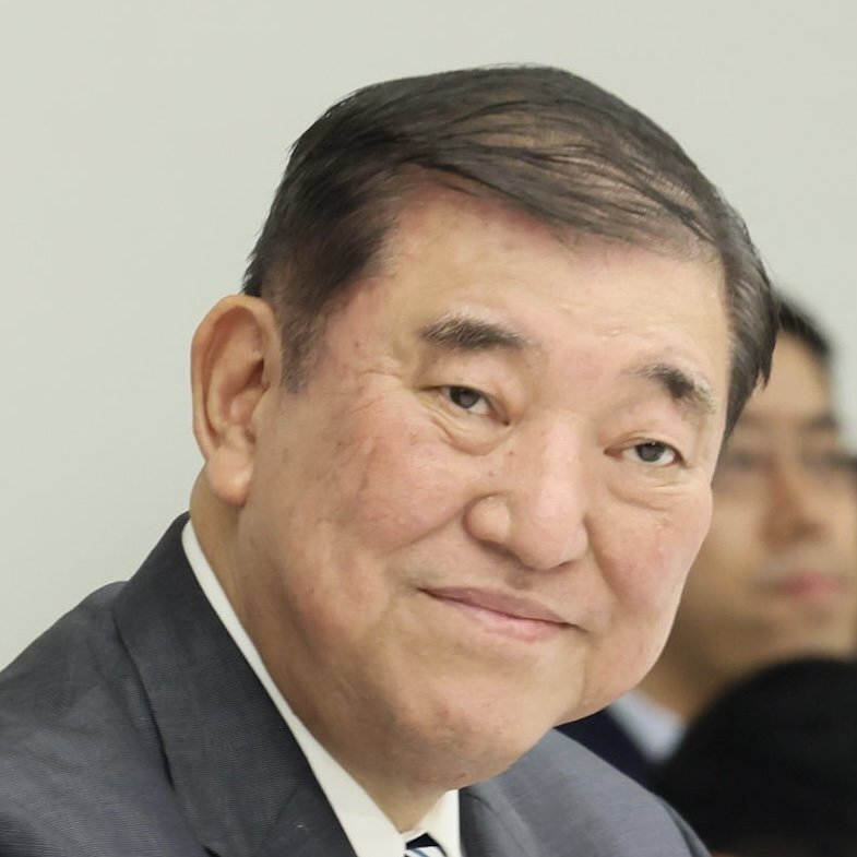 石破総理の現金給付案に関する世論調査の結果、不評と支持率動向を示すイメージ