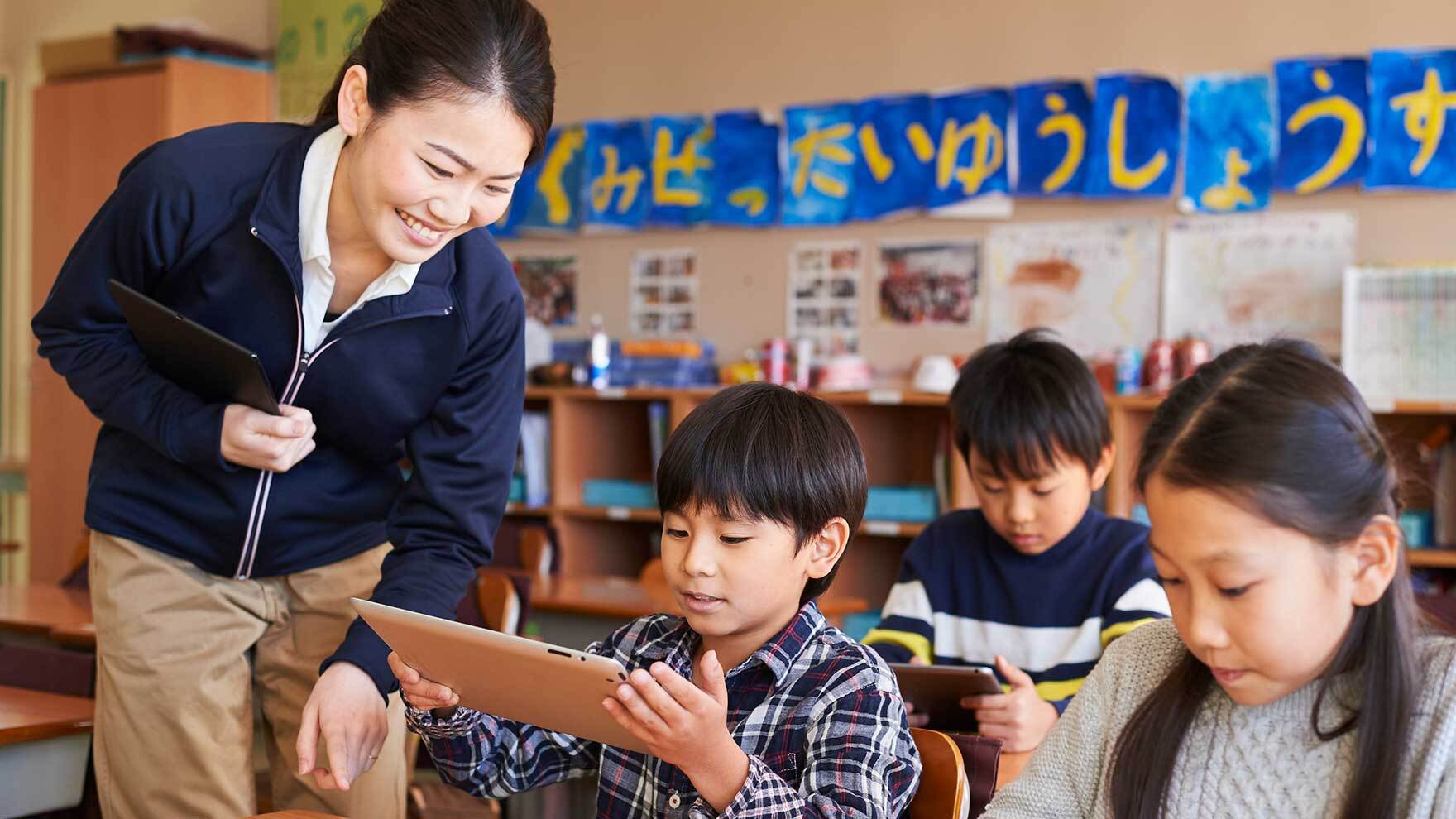 教室で児童たちと交流する教員のイメージ画像（学級経営の声かけに関連）