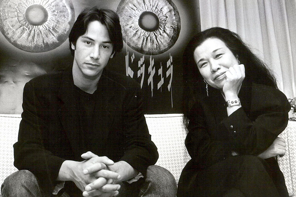 1992年、映画「ドラキュラ」の衣装でアカデミー賞を受賞した石岡瑛子氏と俳優キアヌ・リーブス