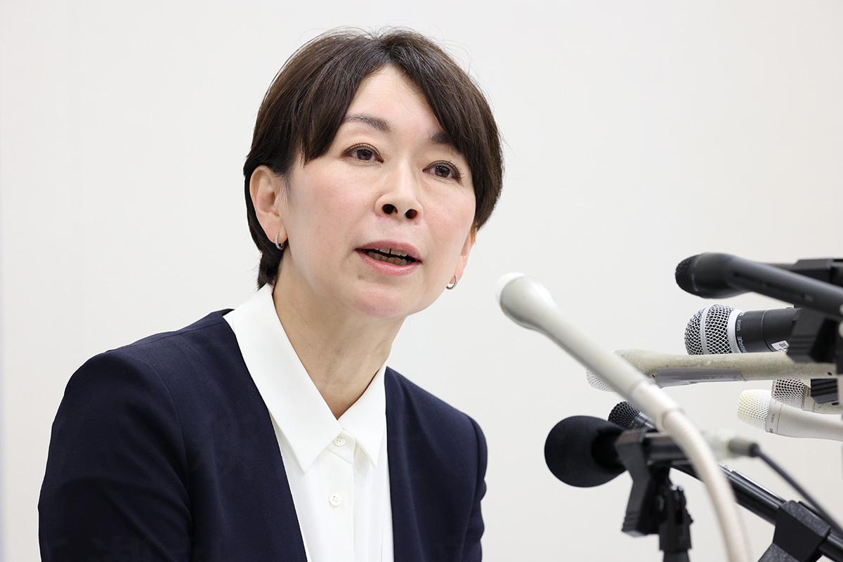 山尾志桜里氏が公認取消騒動の背景となった出馬・謝罪会見に臨む様子