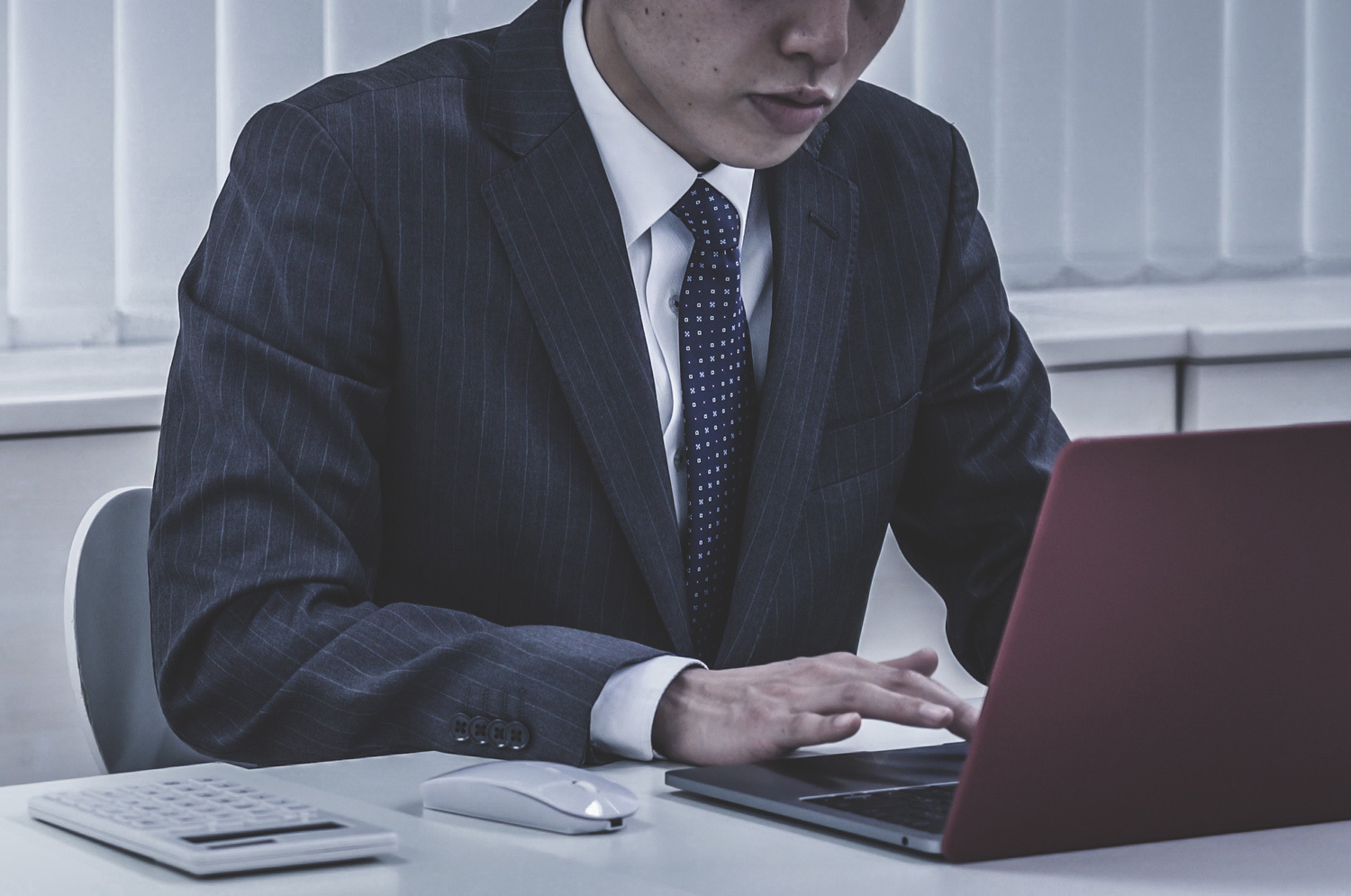 日本企業のオフィスで働く中高年男性のイメージ写真
