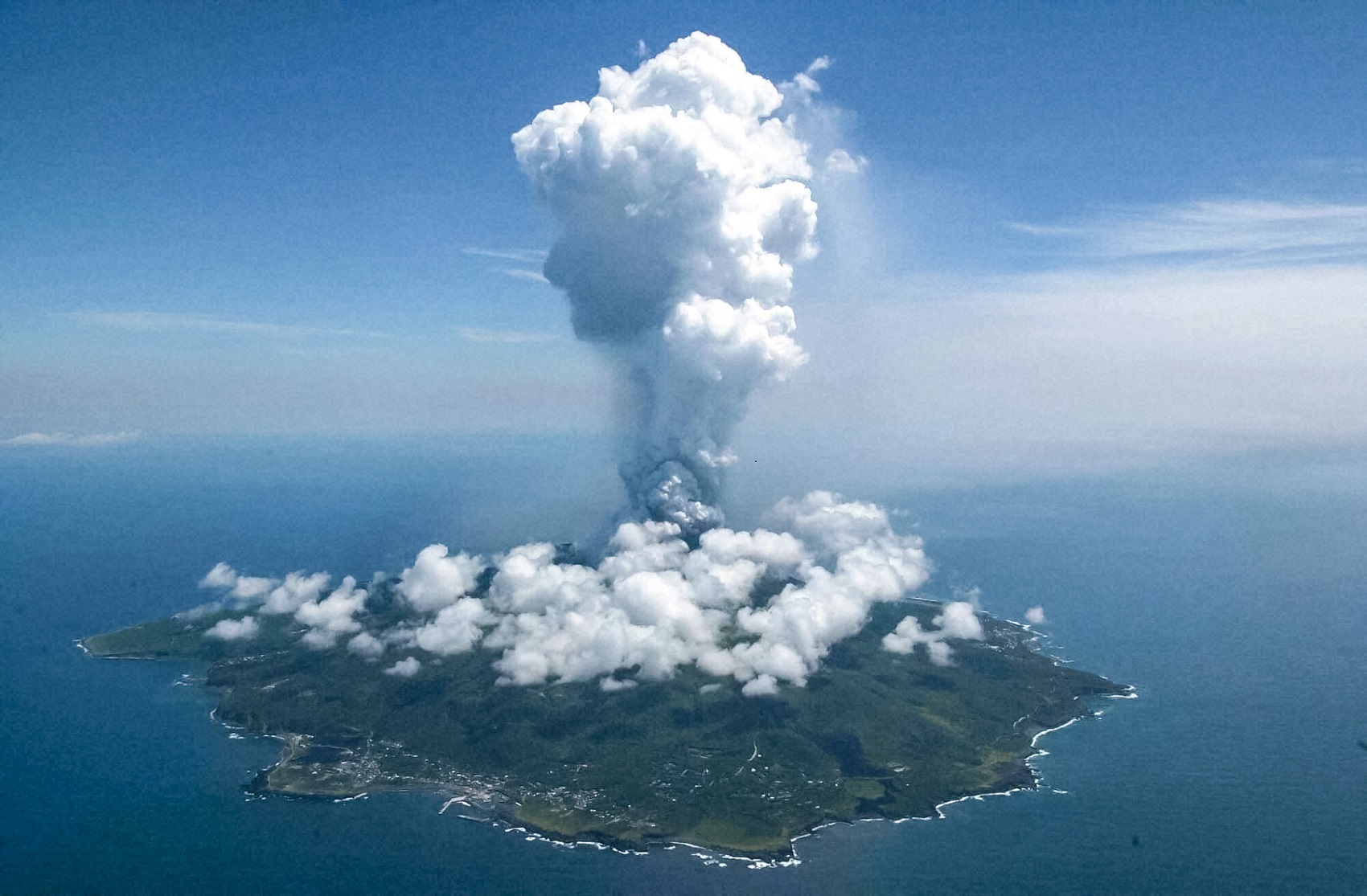 2000年8月、噴煙を上げる三宅島の雄山山頂火口。大規模噴火とカルデラ形成を示す様子。