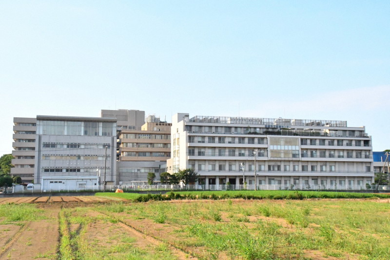 老朽化が進む船橋市立医療センターの外観写真。移転・建て替え計画の見通しが立たず、今後の行方が注目されています。