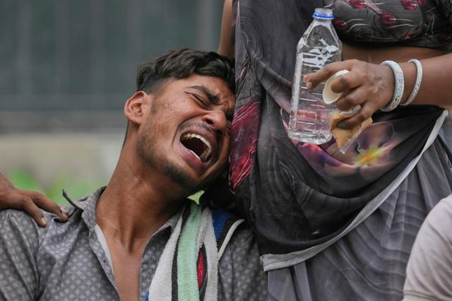 インド西部アーメダバードにて エア・インディア機墜落事故で家族を亡くし、悲しみに耐える男性