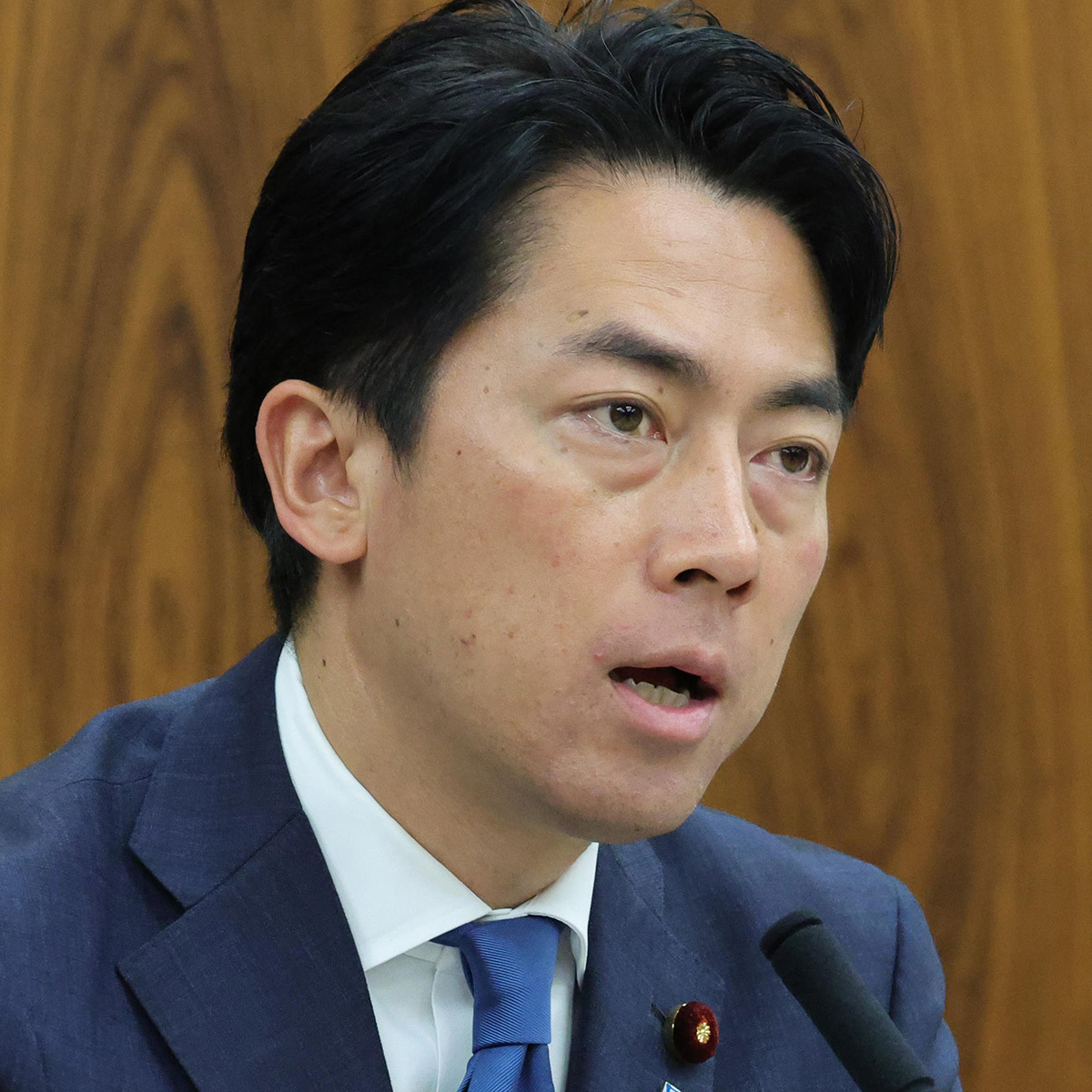 小泉進次郎農相が福島訪問中、炎天下の田んぼの真ん中で農家らと座談会を行う問題の写真