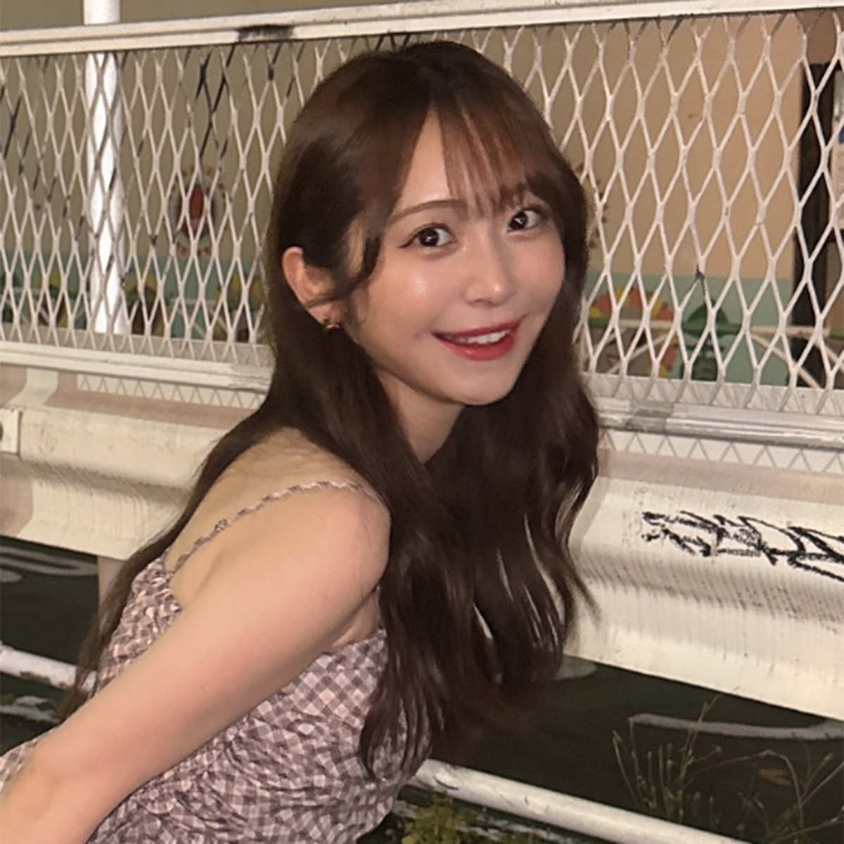 インフルエンサーかとゆりが純白のウェディングドレス姿で結婚を報告する写真