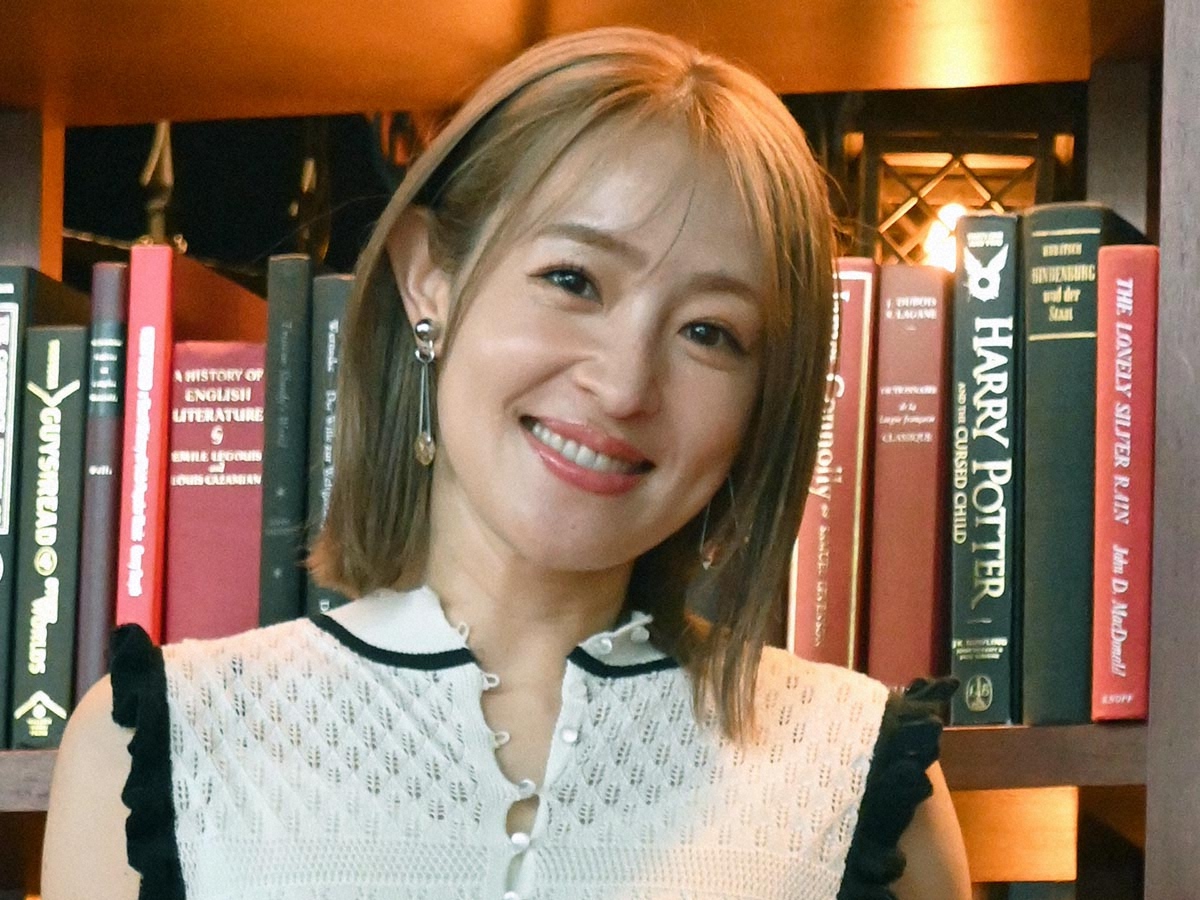 ザ!世界仰天ニュースに出演し、劇団ひとりとの出会いについて語るタレントの大沢あかね