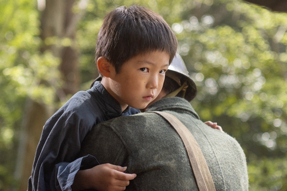 連続テレビ小説「あんぱん」第58話より、田川岩男（濱尾ノリタカ）に抱きつくリン・シュエリャン（渋谷そらじ）。この直後、リンは真顔になる衝撃シーン。