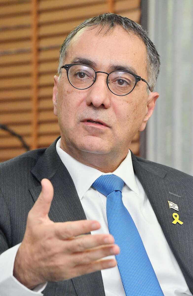 イスラエル ギラッド・コーヘン駐日大使の肖像写真。産経新聞のインタビューに応じる同大使は、イランへの攻撃は自衛権の行使であり、日本の安全保障にもつながると強調した。