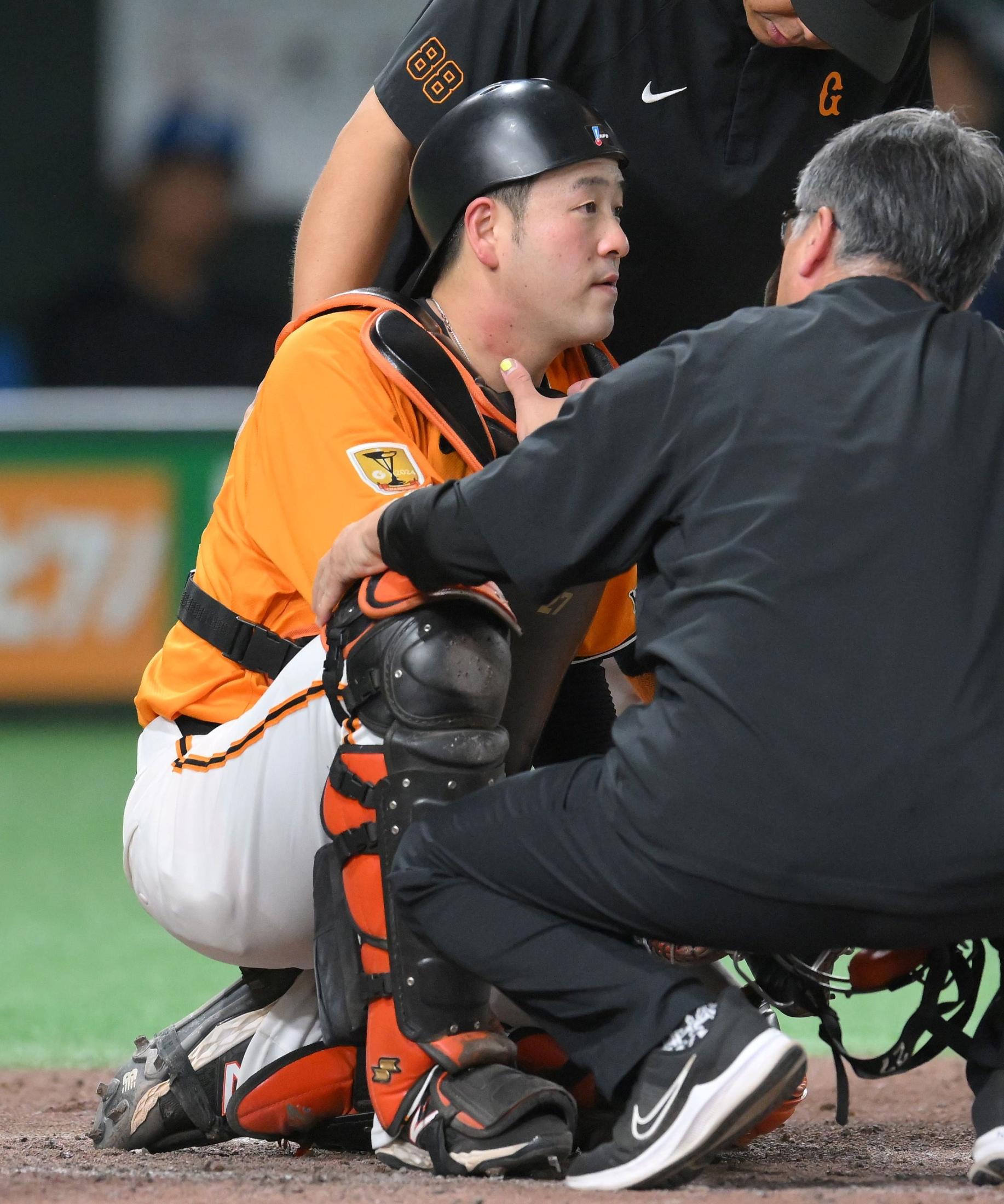 投げ込みボール（読売巨人岸田選手） 巨人・岸田行倫にアクシデント ワンバン投球が首元に当たり悶絶