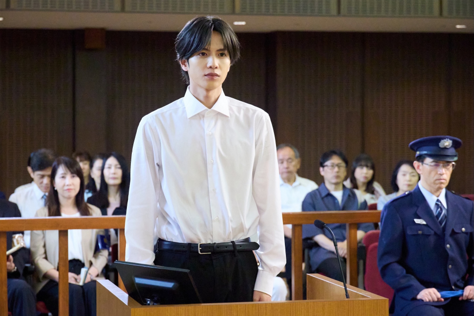 『恋は闇』Huluオリジナルストーリー第2話、万琴が殺人鬼と向き合う緊迫の法廷シーンより