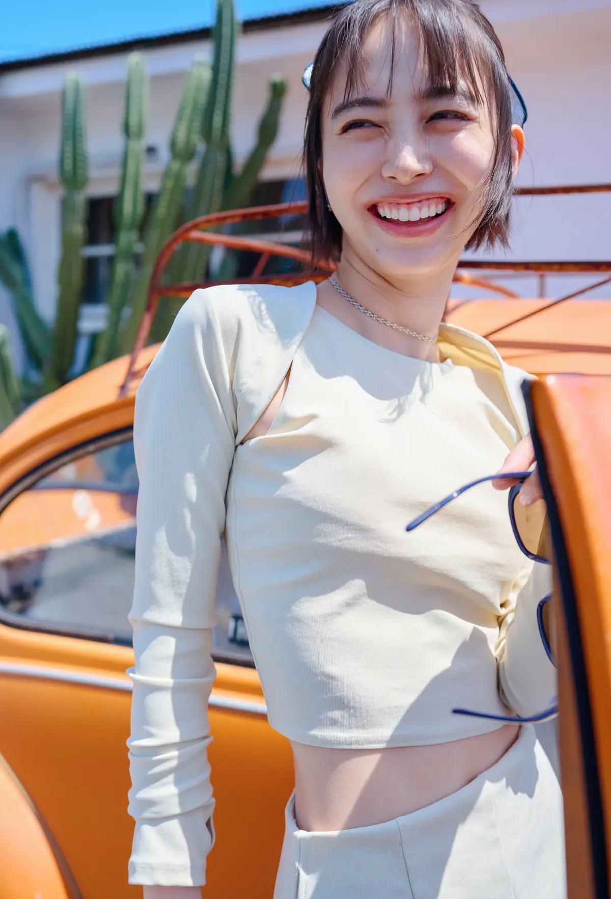 体型カバー水着について解説するスタイリストの高野麻子さん