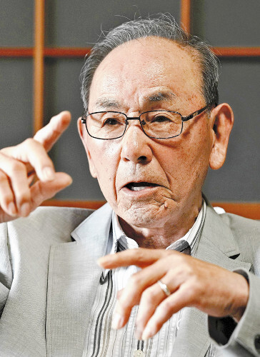 沖縄戦の過酷な体験について証言する三枝利夫さん