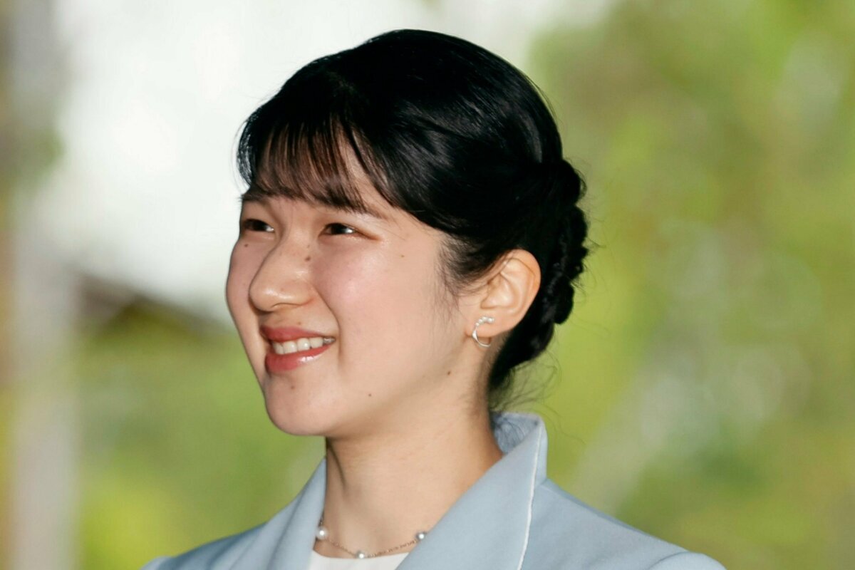 大阪・関西万博会場の「EARTH MART」を訪問された愛子さま。雅子さまを彷彿とさせる立ち襟のスーツ姿。