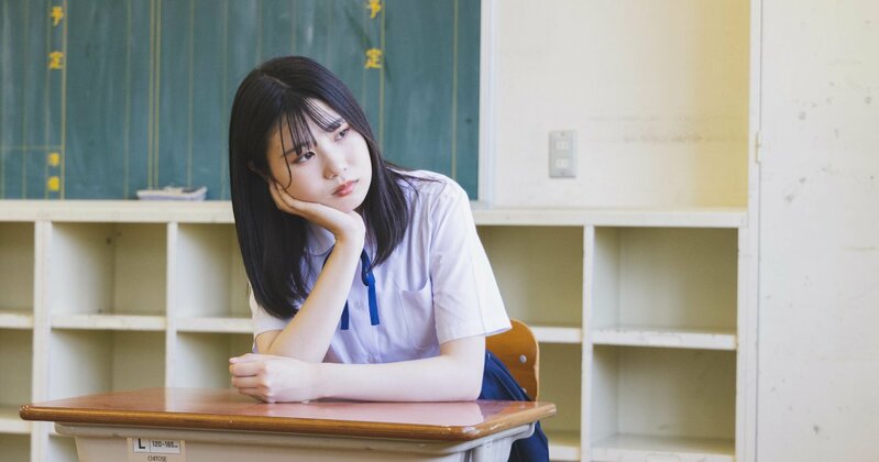日本の大学受験生や大学生が将来のキャリア、就職活動について考えている様子