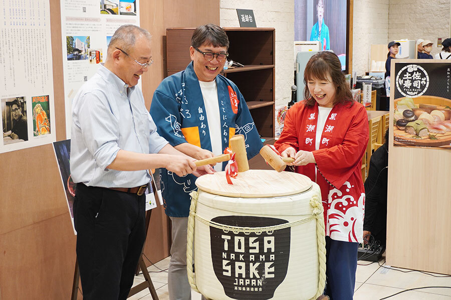 へんな高知みやげ べろべろの神様 3個セット べろべろの神様も…百貨店の売り場で宴会!? 阪神梅田の高知