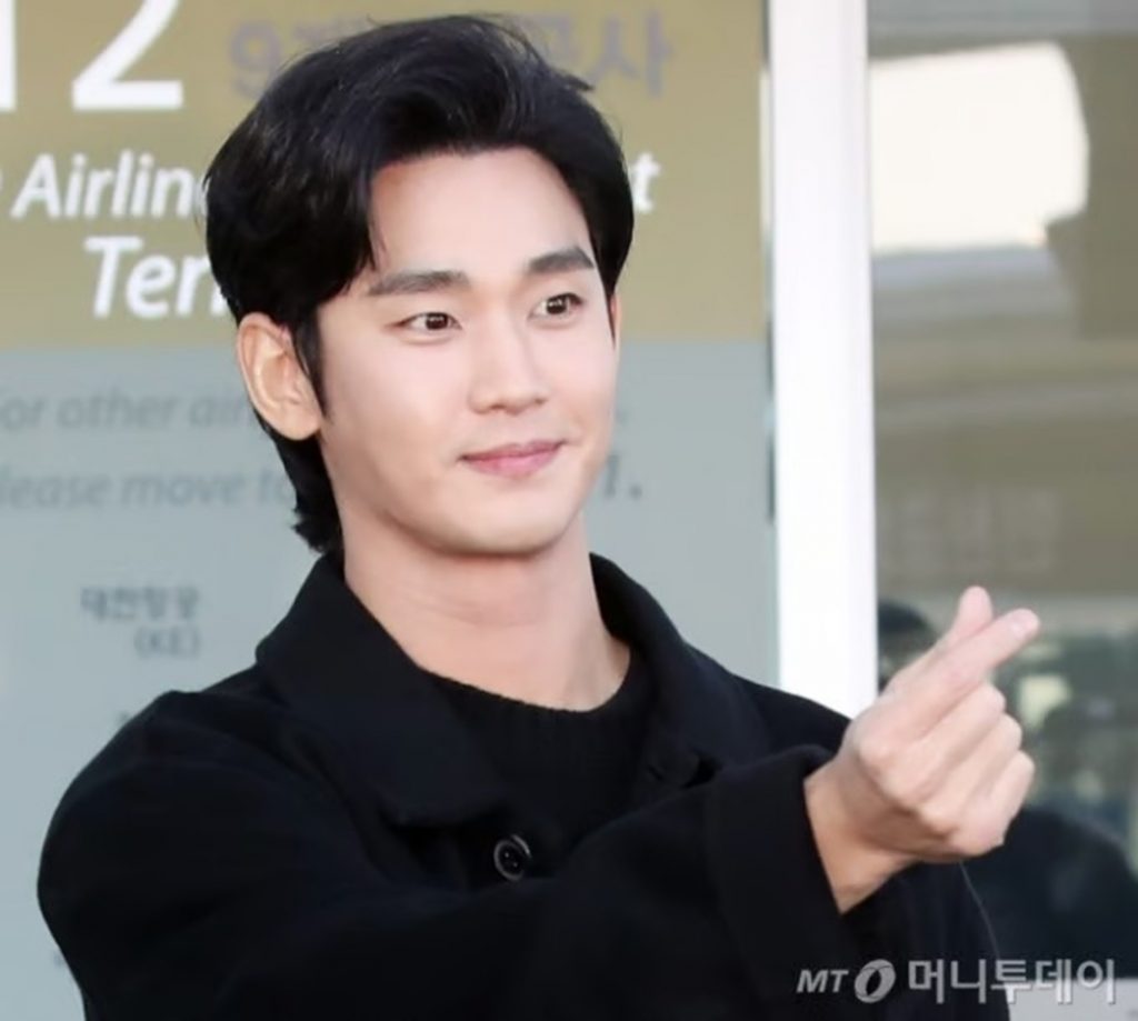 スヒョン様 キム・スヒョン、スタイリッシュなムードと魅力的な眼差し…高級
