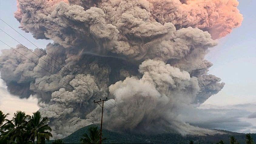 インドネシア、レウォトビ・ラキラキ山の噴火で立ち上る巨大な火山灰雲